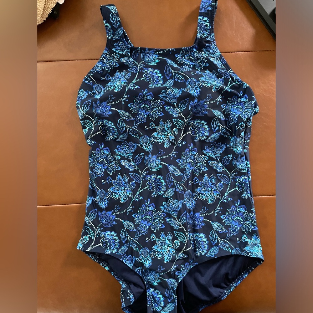 Plus Size Curvy Size XL Beautiful Floral Print Swimsuit NWT